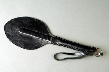 Чёрная кожаная хлопушка 