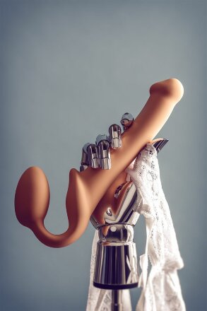 Телесный безремневой страпон Silicone Bendable Strap-On M 