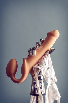 Телесный безремневой страпон Silicone Bendable Strap-On L 