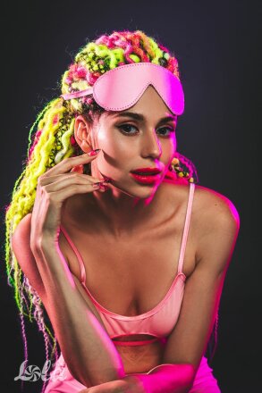 Розовая маска Shy 